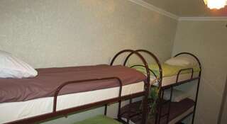 Хостел Hostel Izumrudnyy Барнаул Кровать в общем номере для мужчин и женщин с 8 кроватями-5