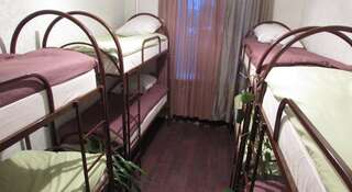 Хостел Hostel Izumrudnyy Барнаул Кровать в общем номере для мужчин и женщин с 8 кроватями-2