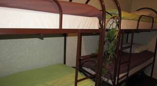 Хостел Hostel Izumrudnyy Барнаул Кровать в общем номере для мужчин и женщин с 8 кроватями-4