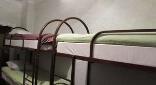 Хостел Hostel Izumrudnyy Барнаул Кровать в общем номере для мужчин и женщин с 8 кроватями-1